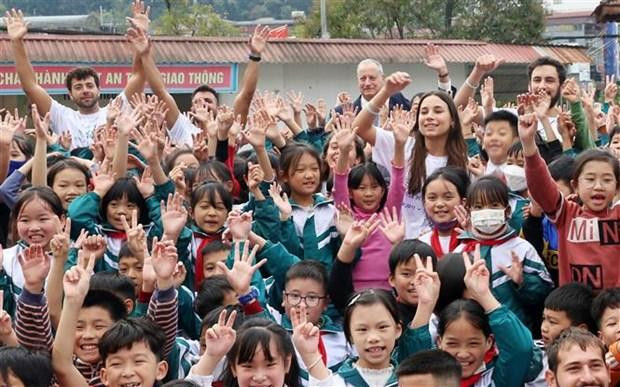 Un grupo de voluntarios de la organización israelí Heroes for Life y niños de la provincia altiplánica vietnamita de Lao Cai. (Fotografía: VNA)