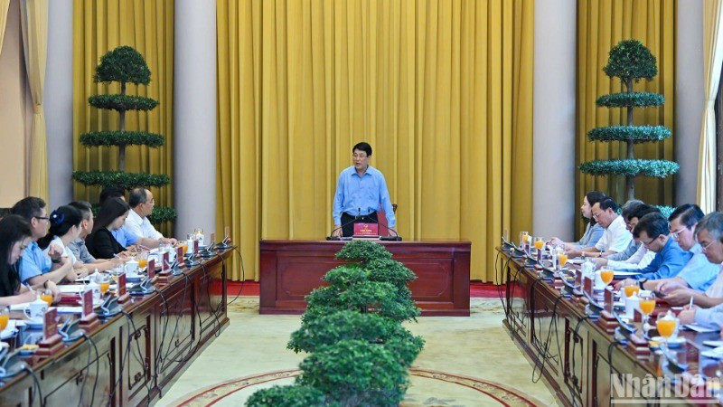 El presidente vietnamita, Luong Cuong, sostiene una sesión de trabajo con el personal de la Oficina Presidencial. (Foto: Nhan Dan)