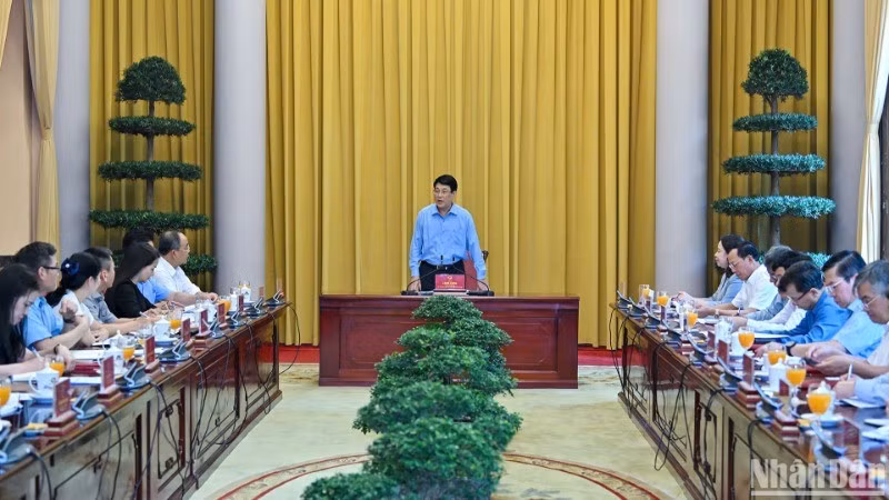 El presidente vietnamita, Luong Cuong, sostiene una sesión de trabajo con el personal de la Oficina Presidencial. (Foto: Nhan Dan)