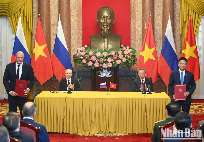 El presidente de Vietnam, To Lam, y su homólogo ruso, Vladimir Putin, presencian el intercambio de documentos firmados entre ambos países la tarde del 20 de junio de 2024. (Foto: Nhan Dan)