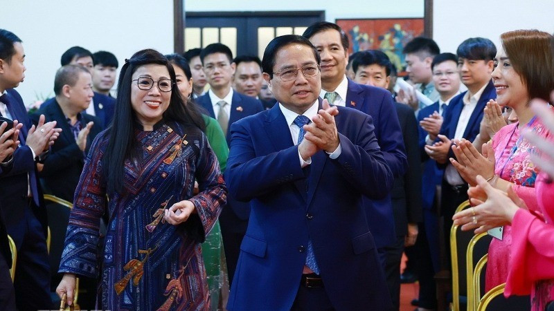 El primer ministro de Vietnam, Pham Minh Chinh, y su esposa, se reúnen con el personal de la Embajada y la comunidad coterráneo en Malasia.
