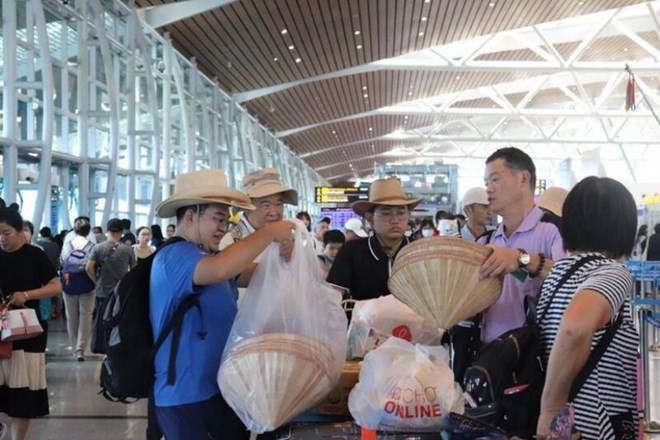 Turistas en Da Nang (Foto: VNA)