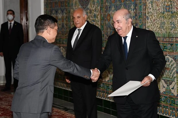 El embajador vietnamita Tran Quoc Khanh presenta sus cartas credenciales al presidente de Argelia, Abdelmadjid Tebboune. (Fotografía: Embajada de Vietnam en Argelia)
