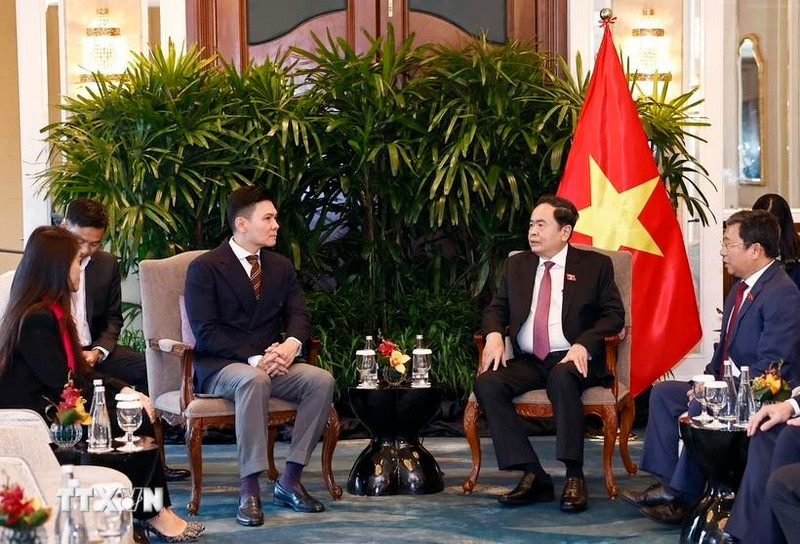 El presidente de la Asamblea Nacional de Vietnam, Tran Thanh Man, y el director general de Sembcorp Development y presidente de la junta directiva de VSIP Group, Lee Ark Boon. (Foto: VNA)
