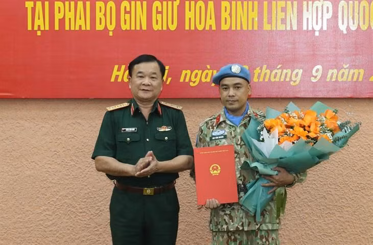 En el acto de entrega. (Fotografía: bienphong.com.vn)