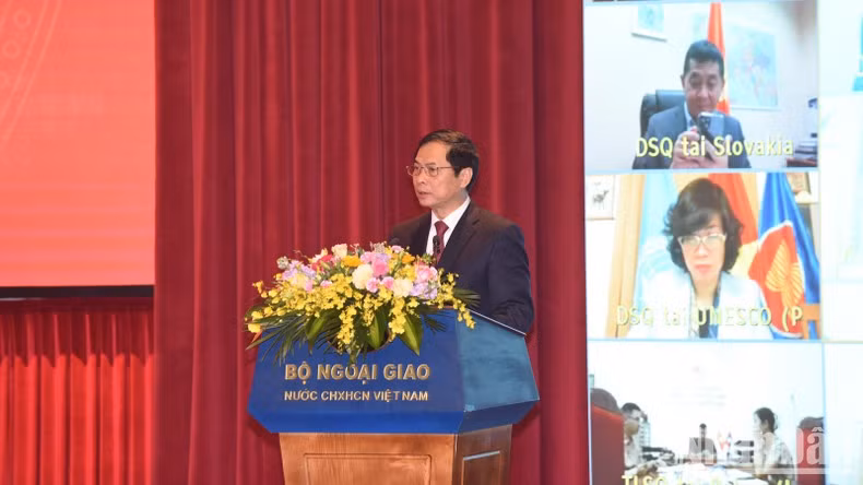 El ministro de Relaciones Exteriores, Bui Thanh Son, interviene en la cita.