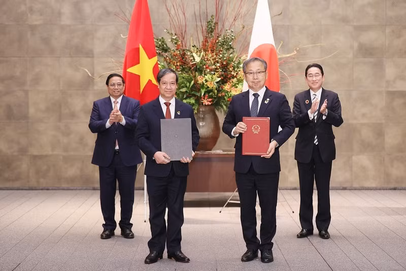 El primer ministro Pham Minh Chinh, y su homólogo japonés, Kishida Fumio, testimonian la entrega de documentos de cooperación entre las dos partes.
