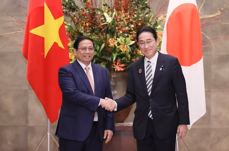 El primer ministro de Vietnam, Pham Minh Chinh, y su homólogo japonés, Kishida Fumio. (Foto: VNA)