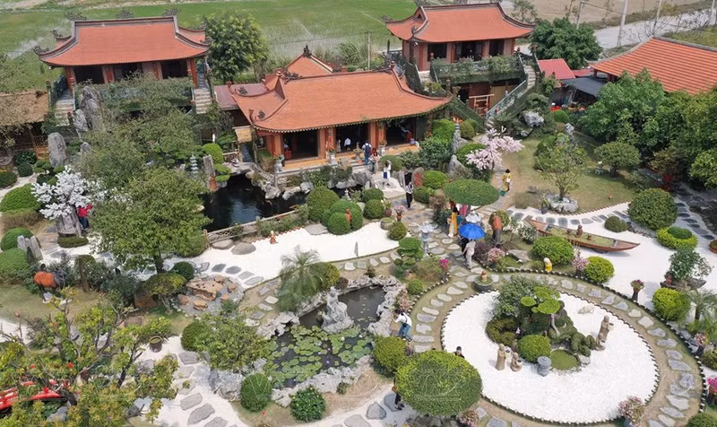 La pagoda Phat Quang se encuentra en el pueblo de Du Nhan, distrito de Thanh Liem, provincia de Ha Nam, a unos 70 km del centro de la ciudad de Hanói.