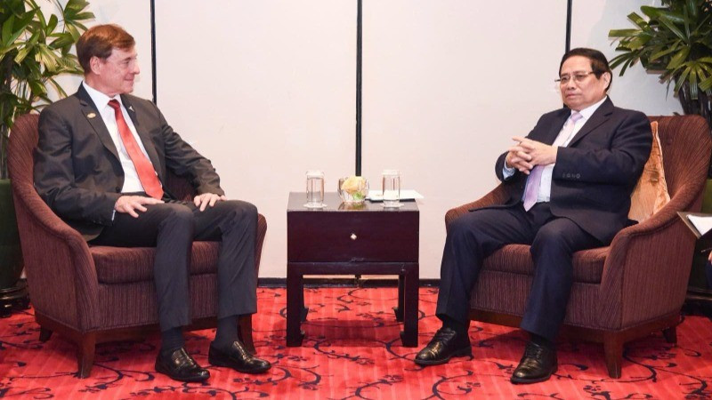 El primer ministro vietnamita, Pham Minh Chinh, recibe a Francisco Gomes Neto, presidente y director ejecutivo del grupo Embraer de Brasil. (Foto: VNA)