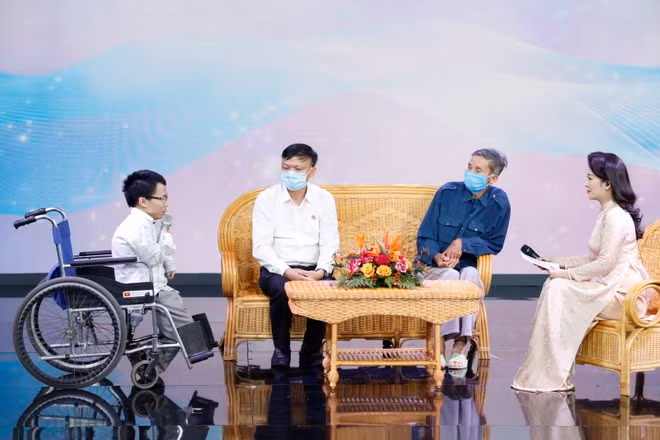 Una víctima del Agente Naranja participa en el coloquio “Ambición por desarrollarse”, organizado en ocasión del Día de los víctimas del Agente Naranja/Dioxina de Vietnam. (Foto: VNA)