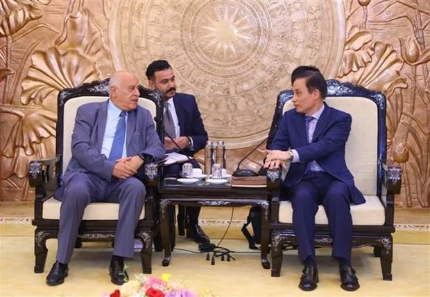 El jefe de la Comisión de Relaciones Exteriores del Comité Central del Partido Comunista de Vietnam, Le Hoai Trung, recibe al miembro permanente del secretariado del Fatah, Jibril Rajoub. (Fotografía: VNA)
