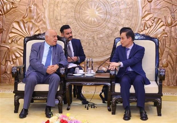 El jefe de la Comisión de Relaciones Exteriores del Comité Central del Partido Comunista de Vietnam, Le Hoai Trung, recibe al miembro permanente del secretariado del Fatah, Jibril Rajoub. (Fotografía: VNA)