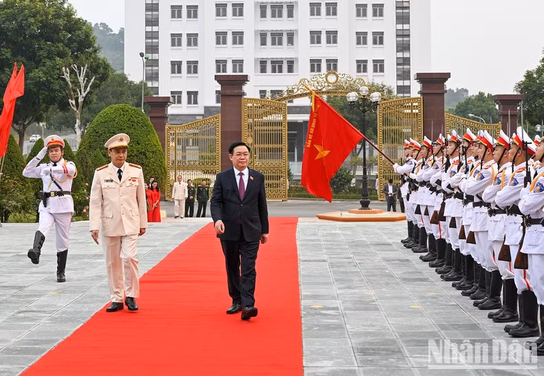 El mismo día, Dinh Hue visita a la fuerza de Seguridad Pública de Lao Cai.