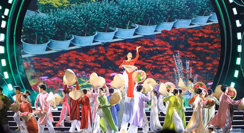 Una actuación artística en el evento.