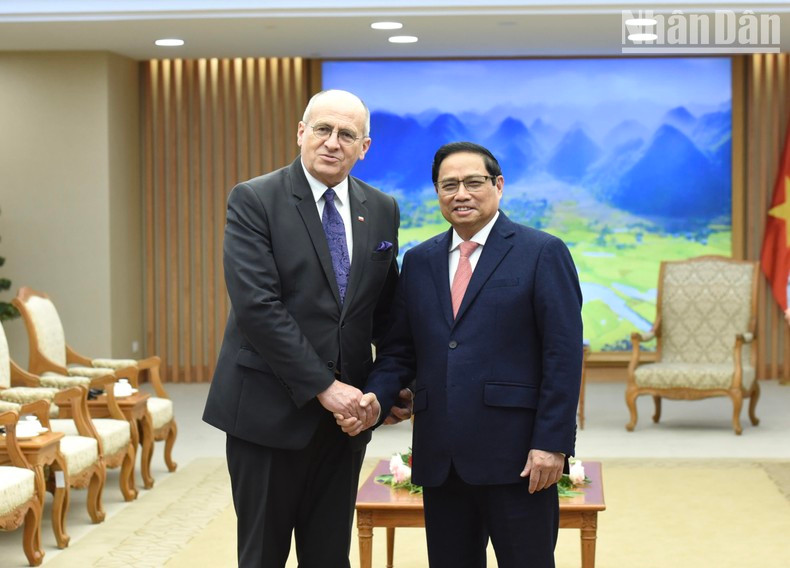 El primer ministro de Vietnam, Pham Minh Chinh, recibe a Zbigniew Rau, canciller de Polonia. 