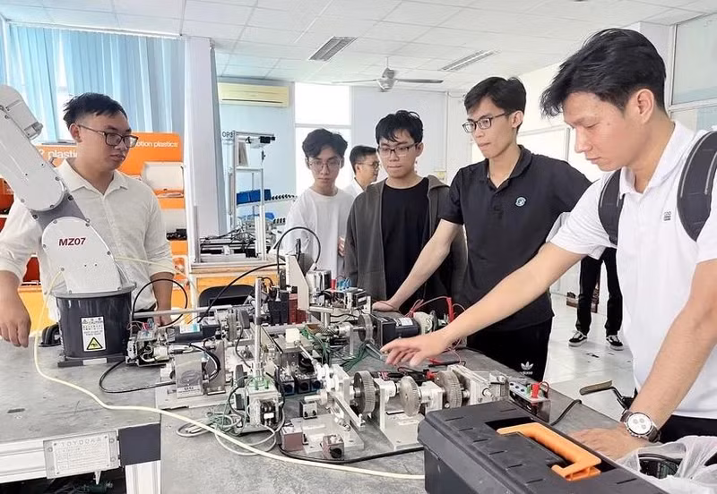 Los estudiantes practican investigaciones en el Centro de Formación del Parque de Alta Tecnología de Ciudad Ho Chi Minh (Foto: VNA)
