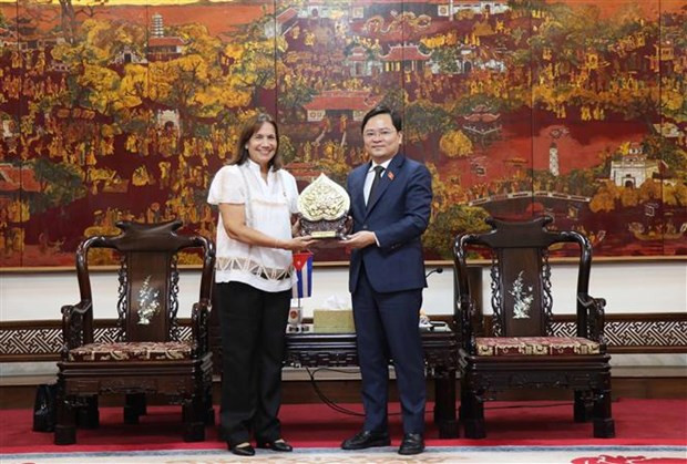 El secretario del Comité Partidista de Bac Ninh, Nguyen Anh Tuan (derecha), entrega un recuerdo a María Mari Machado, vicepresidenta de la Asamblea Nacional del Poder Popular y del Consejo de Estado de Cuba. (Fotografía: VNA)