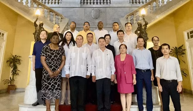 El embajador de Vietnam en Cuba, Le Thanh Tung, junto con representantes de las agencias cercanas a la Embajada y autoridades de Santiago de Cuba (Fotografía: VNA)