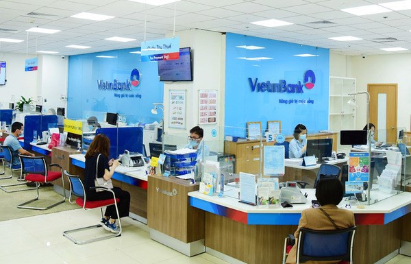 Clientes realizan transacciones en VietinBank. (Fotografía: VNA)