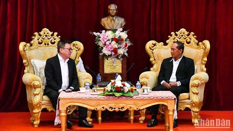 Delegación del diario Nhan Dan prosigue actividades en Laos
