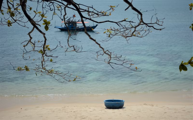 La isla de Son Cha posee arena blanca y fina, junto a aguas cristalinas y donde se esconden brillantes arrecifes de coral, creando una belleza fascinante.
