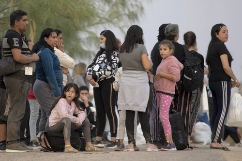 Solicitantes de asilo esperando para abordar el autobús en un puesto de control en Eagle Pass, en el estado estadounidense de Texas, el 10 de octubre de 2022. (Foto: Xinhua)