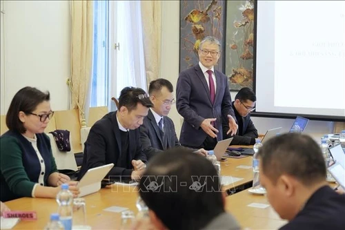El profesor Nguyen Xuan Thinh, de la Universidad TU Dortmund y presidente de la VGI, en el seminario. (Foto: VNA)
