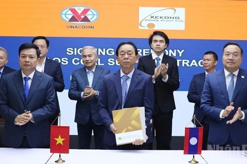 La Compañía de Importación y Exportación de Carbón y la Compañía Comercializadora de Carbón del Norte firman un contrato de compra-venta de carbón con la empresa de energía de Xekong. (Foto: Nhan Dan)