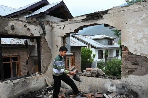 Una casa destruida en una contienda entre tropas indias y pakistaníes en Salamabad, cerca de la Línea de Control entre los dos países, unos 110 kilómetros al norte de Srinagar, la capital de verano ubicada en la región de Cachemira controlada por los indios. (Foto: Xinhua/VNA)
