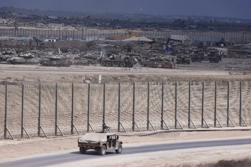 Vehículos militares israelíes en la frontera entre Israel y Gaza, el 9 de octubre de 2025. (Foto: Xinhua/VNA)