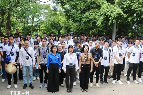 Una delegación de jóvenes vietnamitas residentes en el extranjero ofrece inciensos en conmemoración de los Reyes Hung en el sitio histórico del Templo de los Reyes Hung, en la provincia norteña de Phu Tho. (Foto: VNA)
