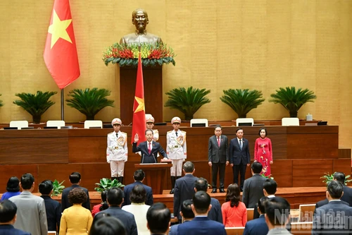 Nguyen Van Quang presta juramento ante la Asamblea Nacional y el pueblo. (Foto: Nhan Dan)