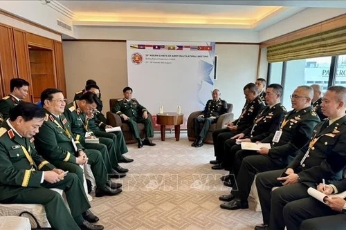 El teniente general Nguyen Van Nghia, subjefe del Estado Mayor General del Ejército Popular de Vietnam, se reúne con representantes de Tailandia en el marco de la ACAMM-26. (Foto: VNA)