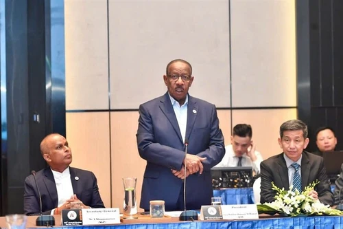 El presidente de la Asociación Asiática de Atletismo, Dahlan Jumaan Al Hamad, habla en el evento. (Foto: VNA)