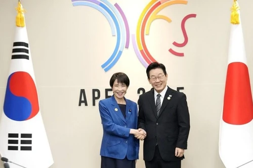 El presidente de Corea del Sur, Lee Jae Myung (derecha), en reunión con la primera ministra de Japón, Sanae Takaichi, al margen de la Conferencia de Líderes del Foro de Cooperación Económica Asia-Pacífico (APEC) en la ciudad surcoreana de Gyeongju, el 30 de octubre de 2025. (Foto: VNA)