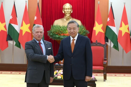 El secretario general del PCV, To Lam, y el rey de Jordania, Abdalá II Ibn Al Hussein.