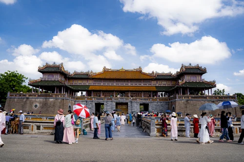 Turistas recorren la Ciudadela Imperial de Hue. (Foto: thanhuyhue.vn)