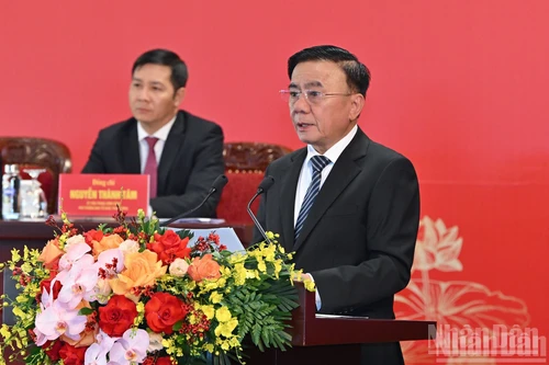 El integrante del Buró Político y miembro permanente del Secretariado del Comité Central del Partido Comunista de Vietnam, Tran Cam Tu, interviene en la conferencia de prensa. (Foto: Nhan Dan)