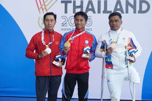 Nguyen Ngoc Thiet (izquierda) gana la medalla de plata en los 400 metros estilo libre masculino S9, en los XIII Juegos Paralímpicos de la Asean. (Foto: VNA)