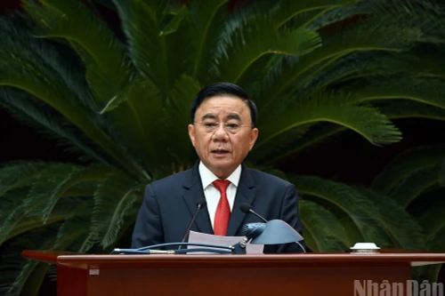 El integrante del Buró Político y miembro permanente del Secretariado del Comité Central del Partido Comunista de Vietnam, Tran Cam Tu, interviene en la conferencia. (Foto: Nhan Dan)