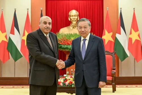 El secretario general del Partido Comunista de Vietnam, To Lam (derecha), y el presidente de la Cámara de Representantes de Jordania, Mazen Turki El Qadi.