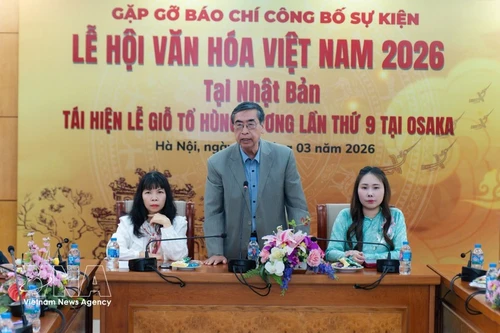 Nguyen Phu Binh, presidente de la Asociación de Enlace con los Vietnamitas en el Extranjero, habla en el evento. (Foto: VNA)