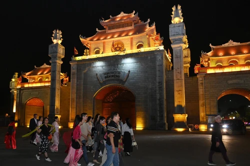 [Foto] Recorrido nocturno repasa historia de los fundadores de la nación vietnamita