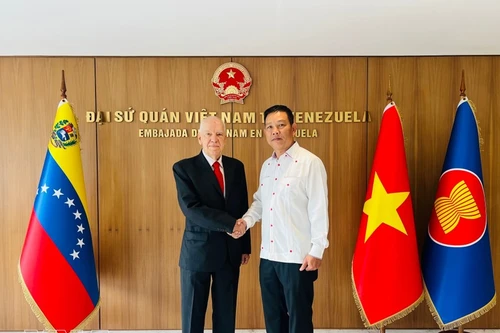 El presidente de la Casa de la Amistad Venezuela-Vietnam, Carolus Wimmer, y el embajador de Hanói en Caracas, Vu Trung My. (Foto: VNA)