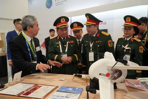 Oficiales del Ministerio de Defensa de Vietnam participan en Singapore Airshow 2026. (Foto: VNA)