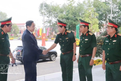 El presidente de la Asamblea Nacional de Vietnam, Tran Thanh Man, saluda a oficiales en la Región Militar 9. (Foto: VNA)
