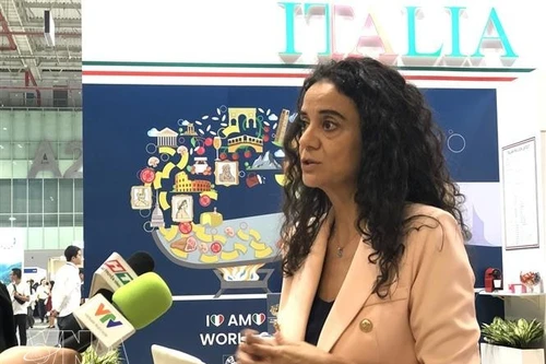 Ilaria Piccinni, directora de la Oficina Representativa del Comercio de Italia en Vietnam, en la entrevista. (Foto: VNA)