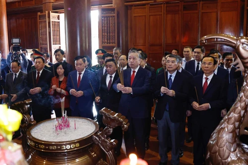 [Foto] Líder del PCV ofrenda inciensos en zona de reliquias de Kim Lien