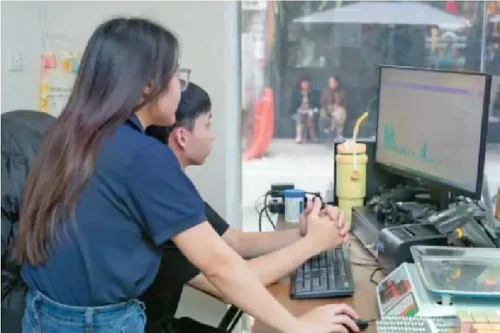 Autoridades competentes brindarán apoyo a las empresas en el proceso de digitalización. (Foto: baodautu.vn)